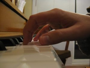 آموزش پیانو جلسه اول - نحوه ی قرار گیری دستان روی کلاویه ها